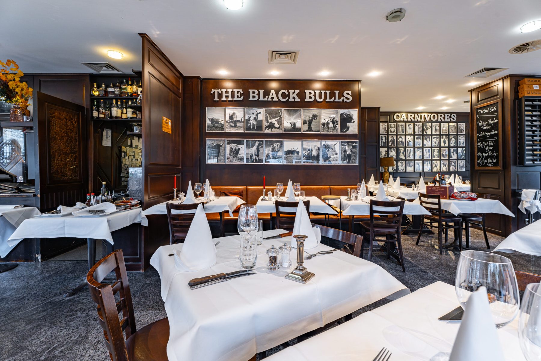 Der Gastraum von The Black Bulls mit gedeckten Tischen
