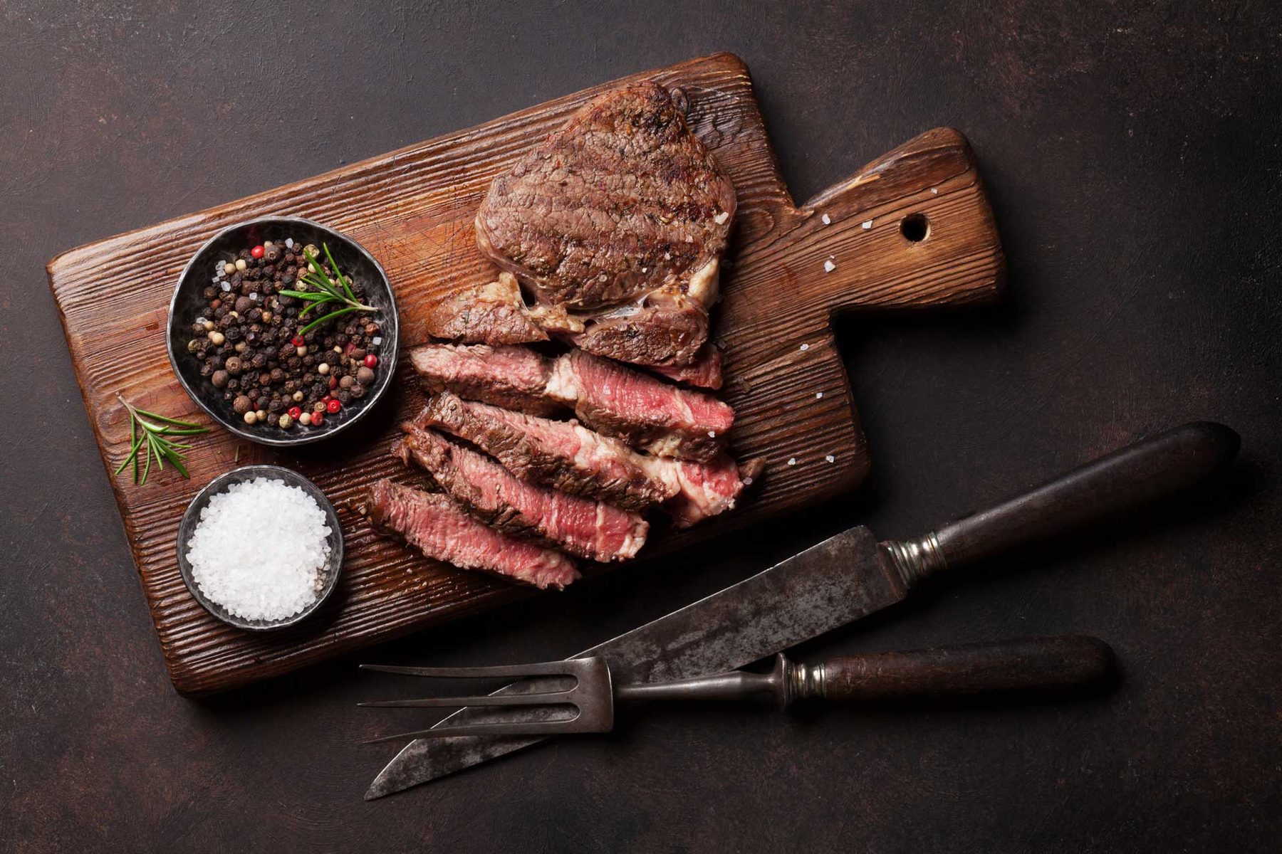 Aufgeschnittenes Steak auf einem Holzbrett