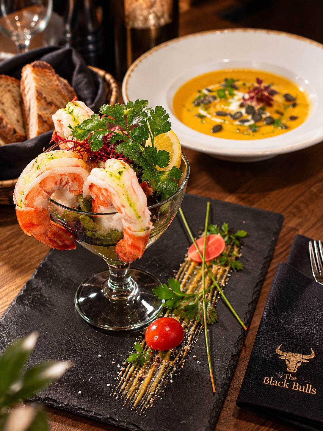 Garnelencocktail und Kürbissuppe als Vorspeisen